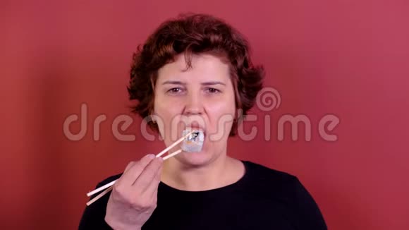 女人用筷子吃寿司视频的预览图