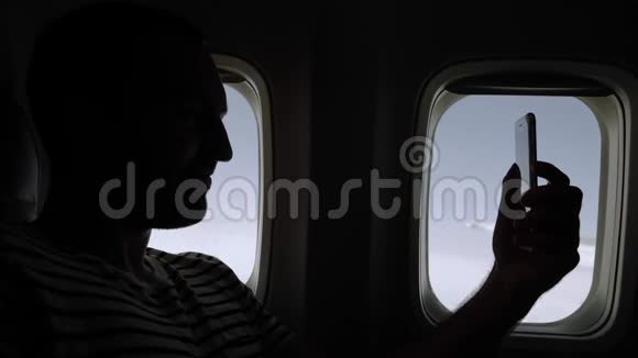 微笑的男人在航班上自拍视频的预览图