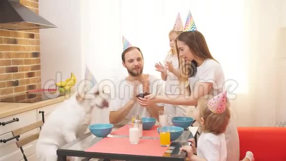 生日快乐有趣的狗和细心的主人在厨房视频的预览图