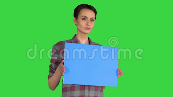 休闲妇女与短头发与蓝色空白板模拟绿色屏幕铬键视频的预览图