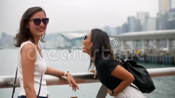 两个年轻漂亮的女人在公共场所爆笑视频的预览图