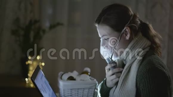流感季节生病的不健康女孩使用正确的吸入器来治疗喉咙痛和咳嗽她正在网上订购药物视频的预览图