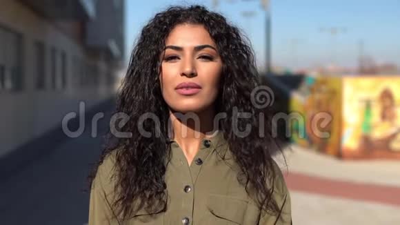 年轻的阿拉伯女人她的卷发视频的预览图