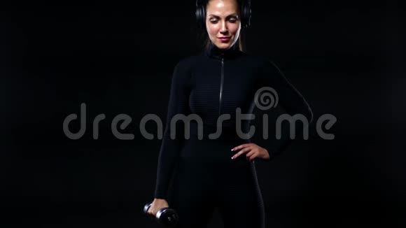 运动健身理念把女运动员装在运动服和耳机里用哑铃工作女孩被隔离视频的预览图