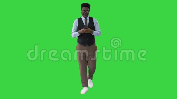 非洲男人吹喇叭走在绿色的屏幕上色度键视频的预览图