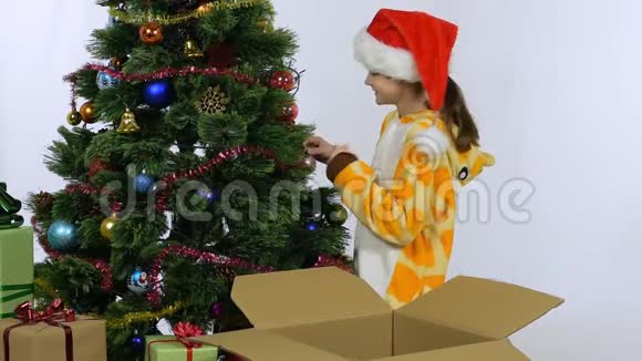 那个女孩不把圣诞球从树上移开视频的预览图