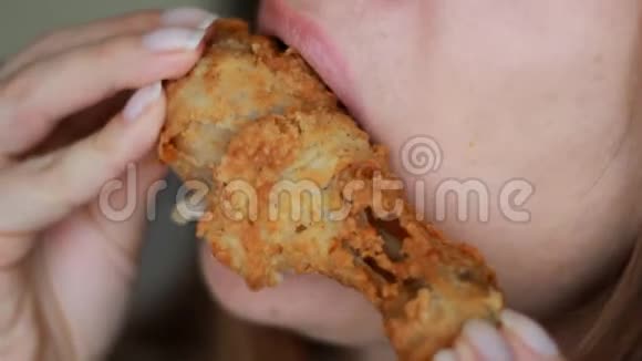 女人吃鸡肉口和食物特写女性手中的快餐选择性重点视频的预览图