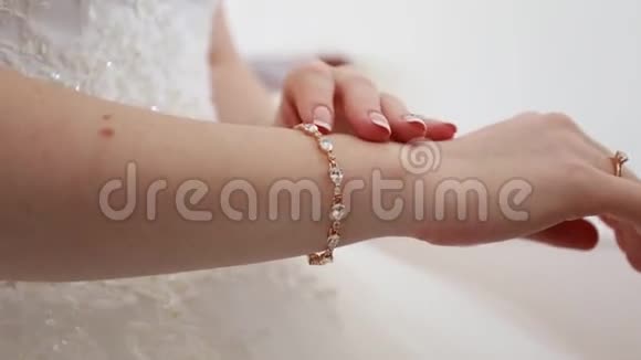 新娘的手穿漂亮的手镯视频的预览图