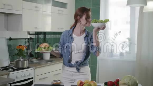 一个有魅力的女孩注意到适当的营养手里拿着新鲜蔬菜的素食沙拉和一份视频的预览图