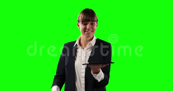 商务女性手持绿色屏幕数字平板电脑的正面视角视频的预览图