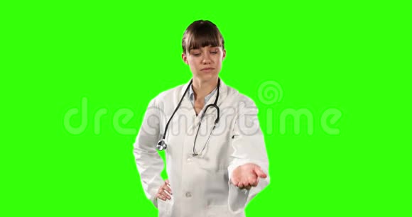 一位医生握着她的手想要一个绿色屏幕的复制空间的正面视图视频的预览图