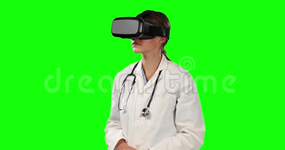 使用绿色屏幕虚拟现实的女医生正面视图视频的预览图