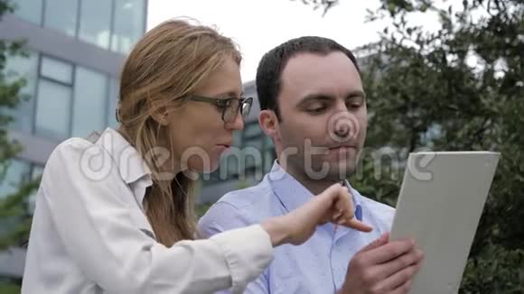 商务人士在外面用电子平板电脑开会视频的预览图