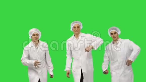 三组微笑的医生在绿色屏幕上Chroma键视频的预览图