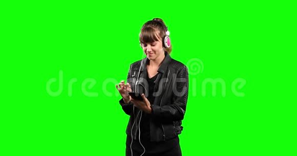 白人女性用绿色屏幕听音乐的正面景色视频的预览图