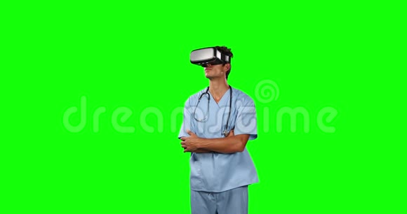 使用绿色屏幕虚拟现实的医生正面视图视频的预览图