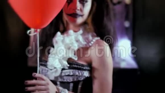 万圣节化妆很简单带着红色气球的女孩以小丑的形式视频的预览图