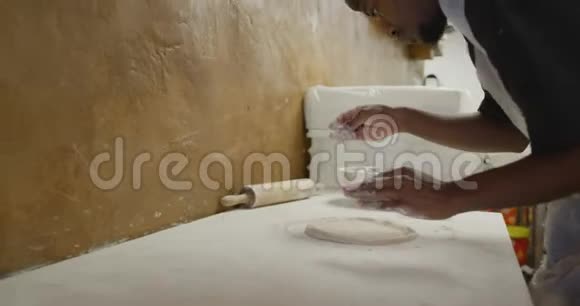 混合种族的人做披萨面团视频的预览图