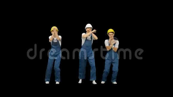 三名白种人建筑工人跳舞阿尔法海峡视频的预览图
