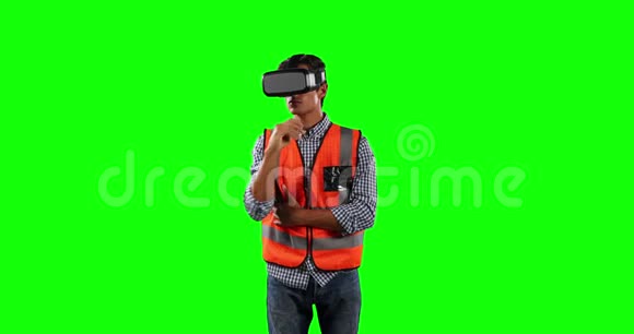 使用绿色屏幕虚拟现实的站点工作人员的正面视图视频的预览图