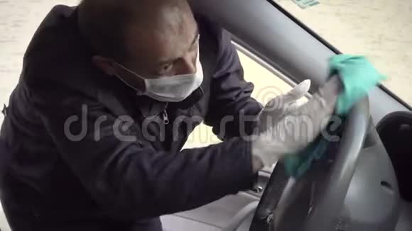 老人用口罩和手套消毒汽车视频的预览图