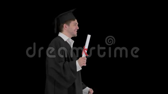 男子走向毕业典礼阿尔法频道视频的预览图