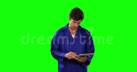 带绿色屏幕的机械工前视图视频的预览图