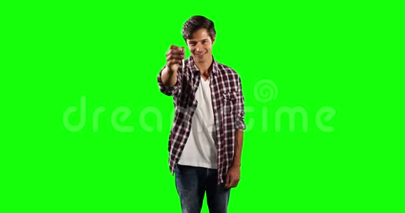 一名白人男子拿着绿色屏幕的汽车钥匙视频的预览图