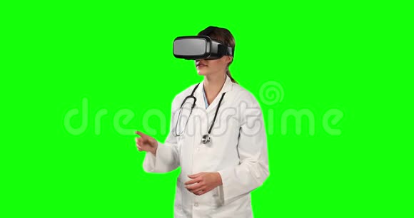 使用绿色屏幕虚拟现实的女医生正面视图视频的预览图