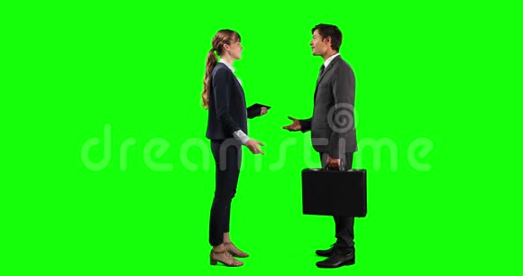 商业人士的侧视与绿屏交易和握手视频的预览图