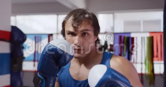 白种人在拳击场锻炼的正面景色视频的预览图