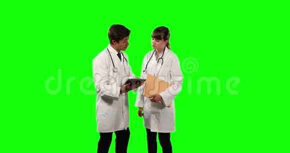 前视医生用绿色屏幕检查数字平板电脑的结果视频的预览图