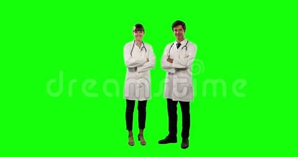 医生用绿色屏幕对着镜头微笑的正面景色视频的预览图