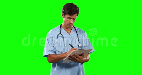 绿色屏幕显示医生书写的正面视图视频的预览图