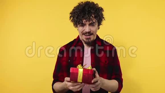 男人送一份红色礼物给情人节情人或国际妇女节生日惊喜帅哥快乐视频的预览图