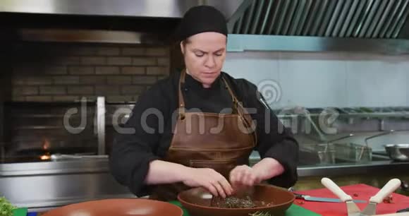 高加索女人在厨房做饭视频的预览图