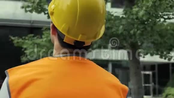 建筑工人看着他的工作成果视频的预览图