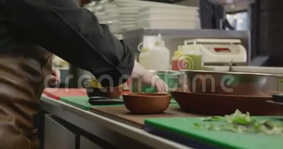 高加索女人在厨房做饭视频的预览图