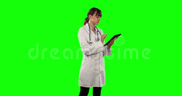女性医生使用绿色屏幕数字平板电脑的侧视图视频的预览图