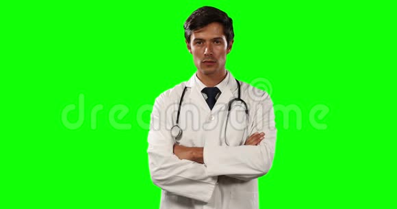 带绿色屏幕的医生正面视图视频的预览图