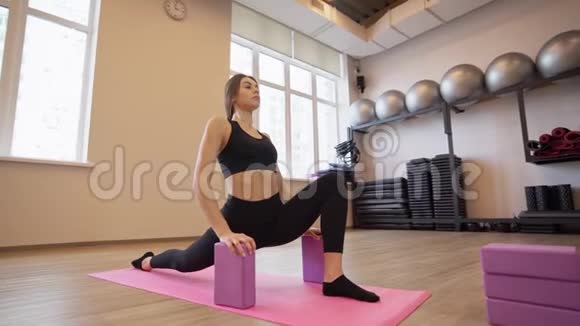 4x慢动作视频美女在室内锻炼和伸展视频的预览图