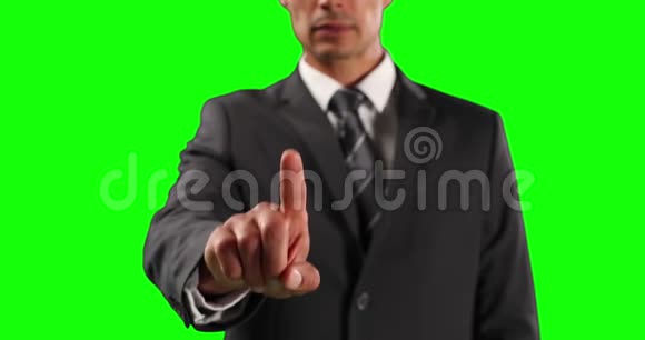 一名白人男子用绿色屏幕触摸屏幕视频的预览图