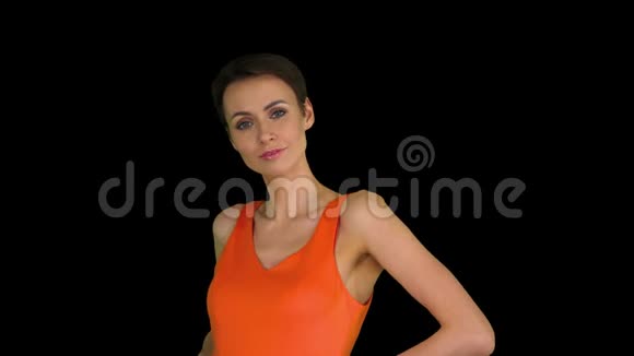 一个美丽开朗的女人正着她的裙子阿尔法频道视频的预览图