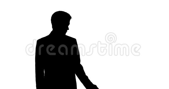 一名白人男子手中握着一个白色背景的复制空间的影子视频的预览图