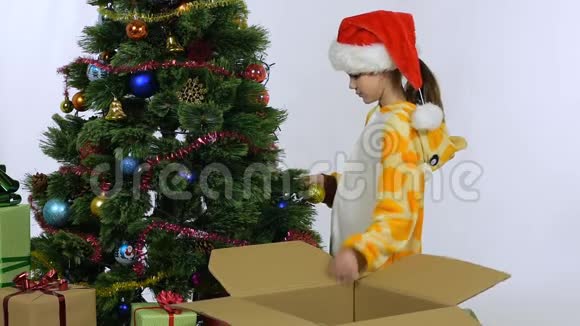讨厌的女孩不想在新年结束后把圣诞玩具从圣诞树上移走视频的预览图