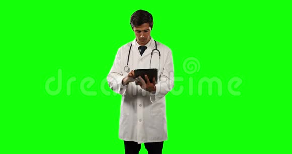 医生使用带有绿色屏幕的数字平板电脑的正面视图视频的预览图