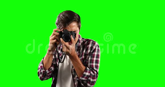 高加索人用绿色屏幕拍照的正面景色视频的预览图