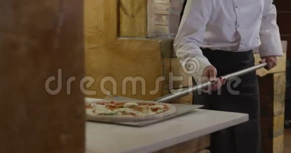 在烤箱里摆披萨的白人视频的预览图