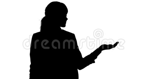 一个白人女性的影子她手里握着白色背景的复制空间视频的预览图