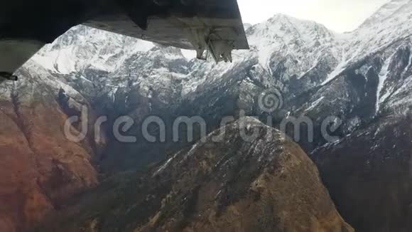 在喜马拉雅山脉飞行视频的预览图